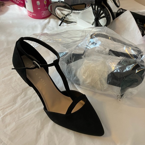 Kelly and Katie - Picture 1 of 7